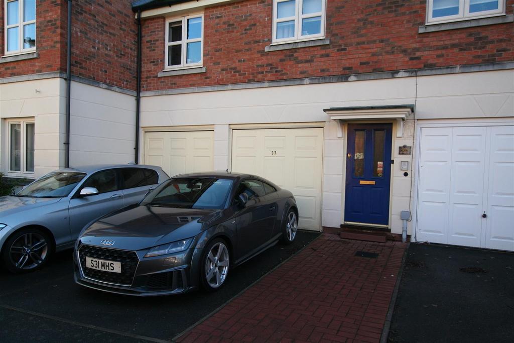 Sansomeplace,37drivewayparking.JPG