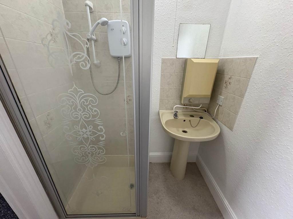 Graham rd 12 shower