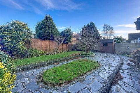 2 bedroom detached bungalow for sale, Farmer Ward Road, Kenilworth