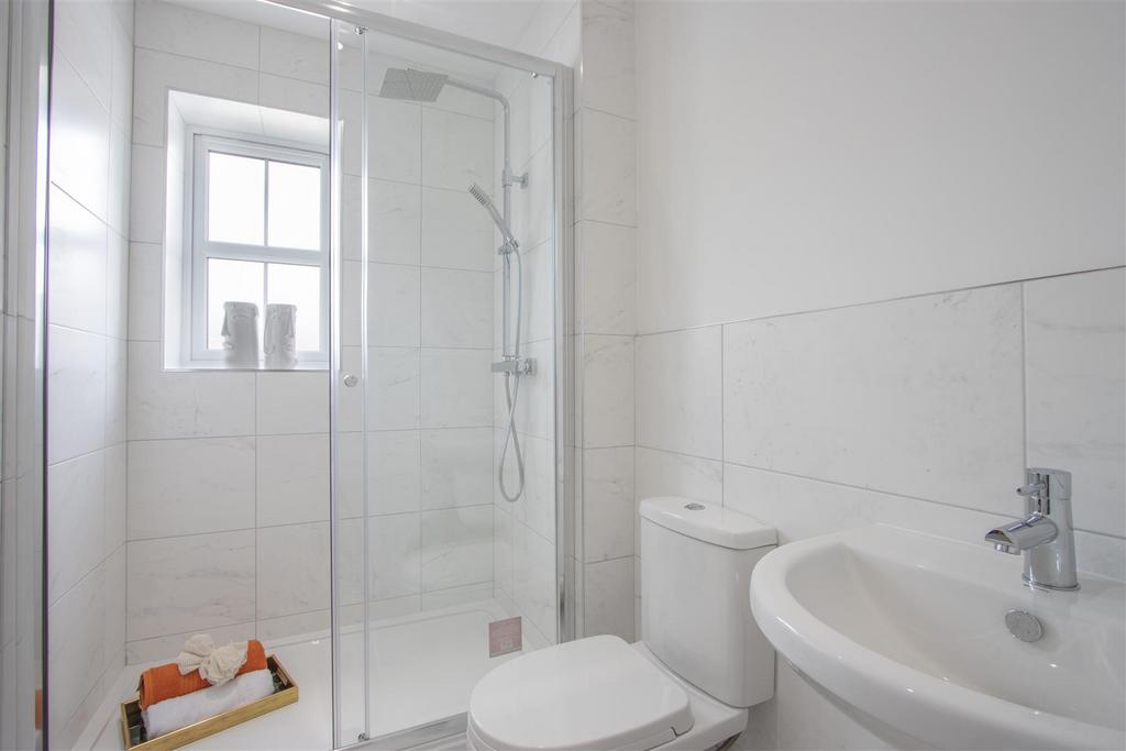 Master Ensuite.jpg