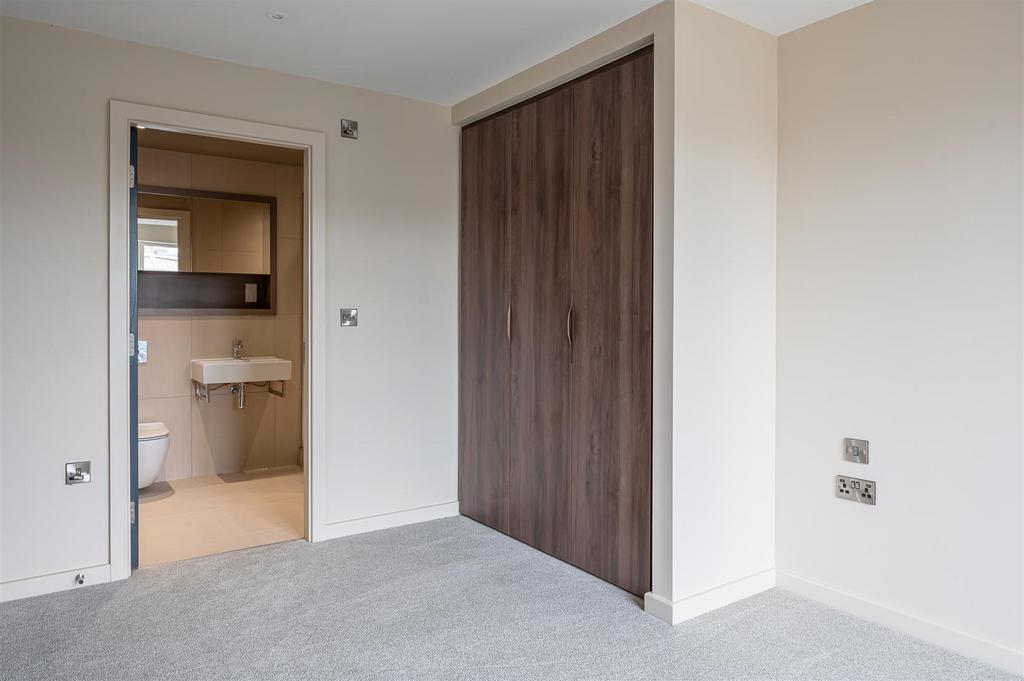 Master bedroom en suite