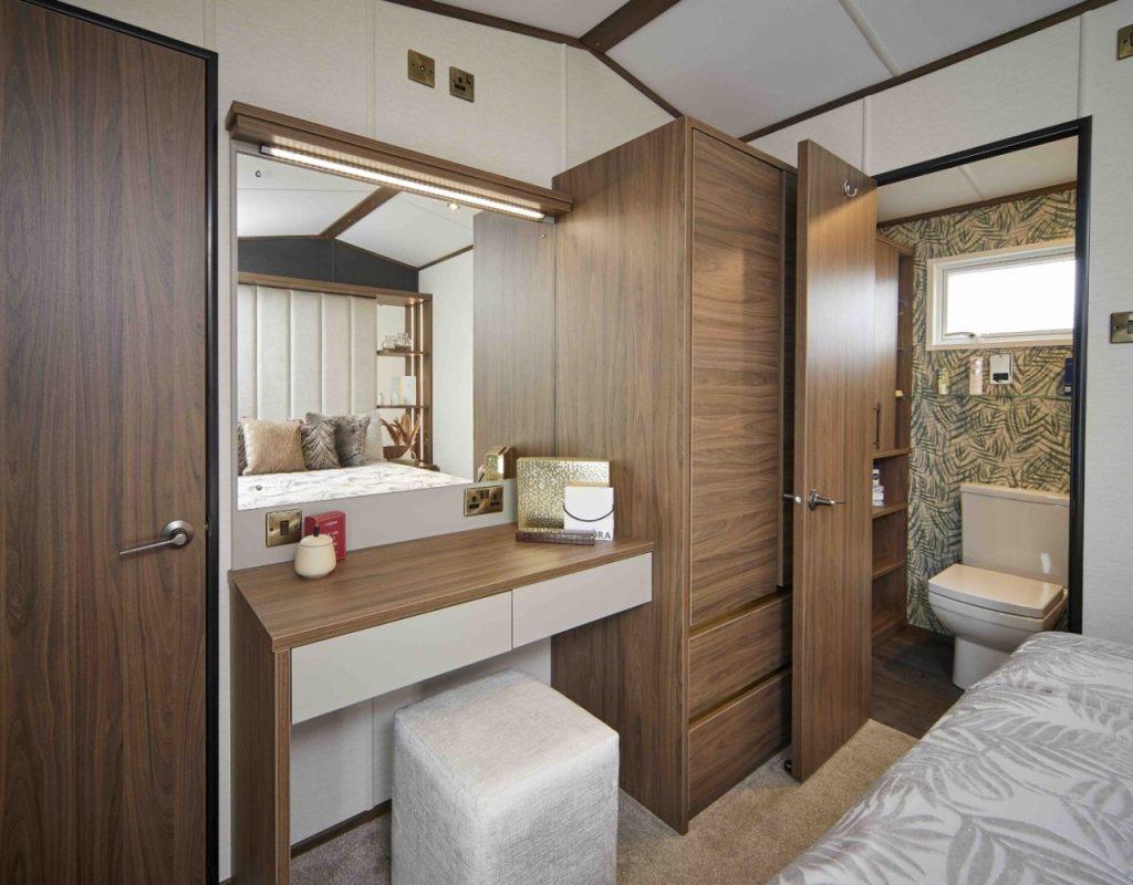 Master Bed End 1.jpg