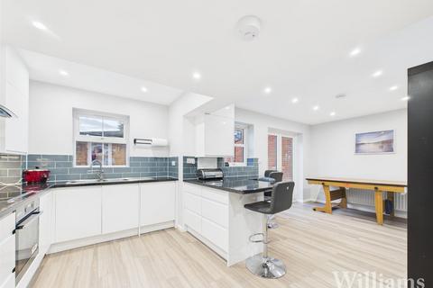 3 bedroom terraced house for sale, Lark Vale, Aylesbury HP19