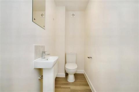 3 bedroom semi-detached house to rent, Skylark Drive, WF12