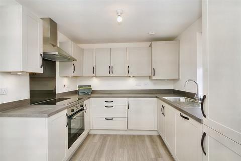 3 bedroom semi-detached house to rent, Brambling Avenue, WF12