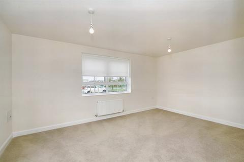 3 bedroom semi-detached house to rent, Brambling Avenue, WF12