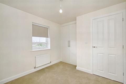 3 bedroom semi-detached house to rent, Brambling Avenue, WF12