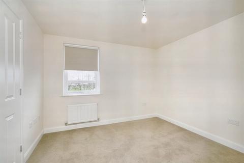 3 bedroom semi-detached house to rent, Brambling Avenue, WF12