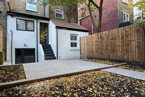 3 bedroom flat to rent, Haselrigge Road, Clapham Common SW4