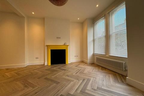 3 bedroom flat to rent, Haselrigge Road, Clapham Common SW4
