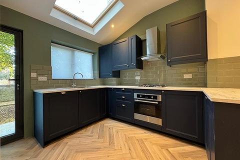 3 bedroom flat to rent, Haselrigge Road, Clapham Common SW4