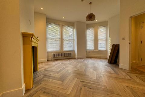 3 bedroom flat to rent, Haselrigge Road, Clapham Common SW4