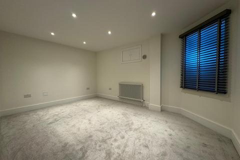 3 bedroom flat to rent, Haselrigge Road, Clapham Common SW4