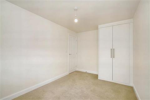 3 bedroom detached house to rent, Skylark Drive, WF12