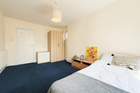 3 bedroom house share to rent, Boundaries Road, London SW12