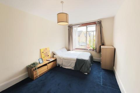 3 bedroom house share to rent, Boundaries Road, London SW12