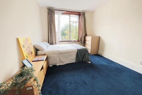 3 bedroom house share to rent, Boundaries Road, London SW12