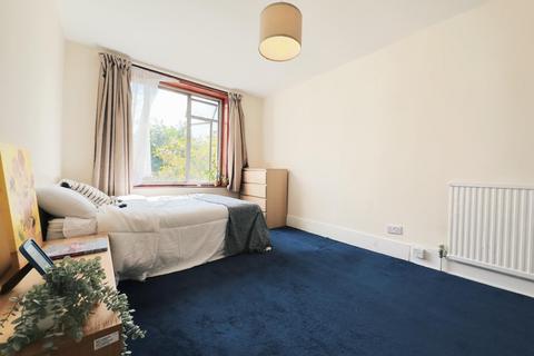 3 bedroom house share to rent, Boundaries Road, London SW12