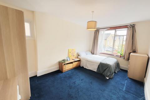 3 bedroom house share to rent, Boundaries Road, London SW12
