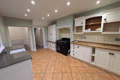 4 bedroom semi-detached house to rent, Lynwood Road, Redhill