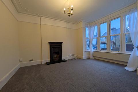 4 bedroom semi-detached house to rent, Lynwood Road, Redhill