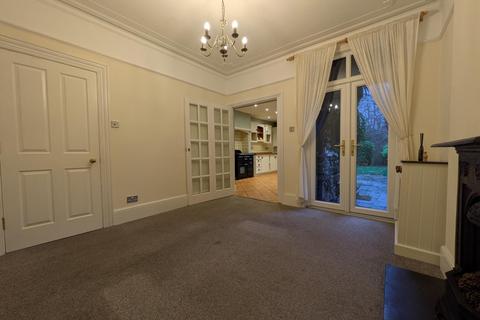 4 bedroom semi-detached house to rent, Lynwood Road, Redhill