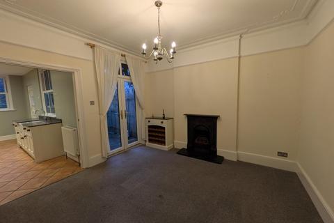 4 bedroom semi-detached house to rent, Lynwood Road, Redhill