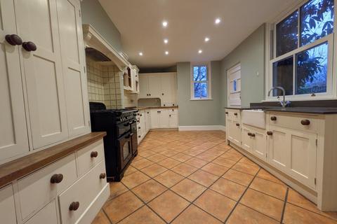 4 bedroom semi-detached house to rent, Lynwood Road, Redhill