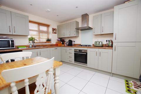4 bedroom semi-detached house to rent, Baillie Close, Swindon SN25
