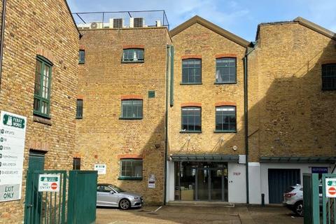 Industrial unit to rent, Summer Rd Thames Ditton KT7 0QJ