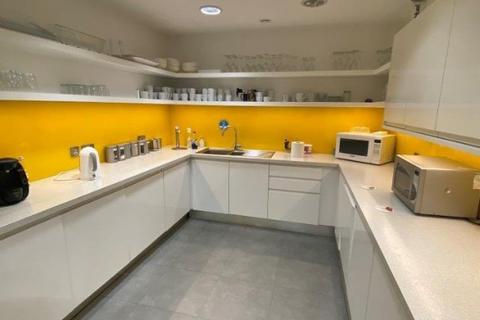 Industrial unit to rent, Summer Rd Thames Ditton KT7 0QJ