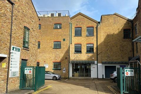 Industrial unit to rent, Summer Rd Thames Ditton KT7 0QJ