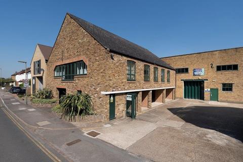 Industrial unit to rent, Summer Rd Thames Ditton KT7 0QJ