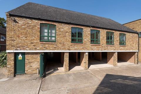 Industrial unit to rent, Summer Rd Thames Ditton KT7 0QJ