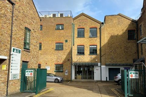 Industrial unit to rent, Summer Rd Thames Ditton KT7 0QJ
