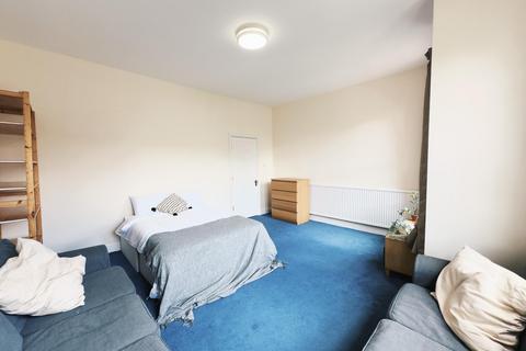 6 bedroom house share to rent, Boundaries Road, London SW12