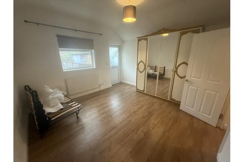 2 bedroom flat to rent, LONDON ROAD, CROYDON, CR0