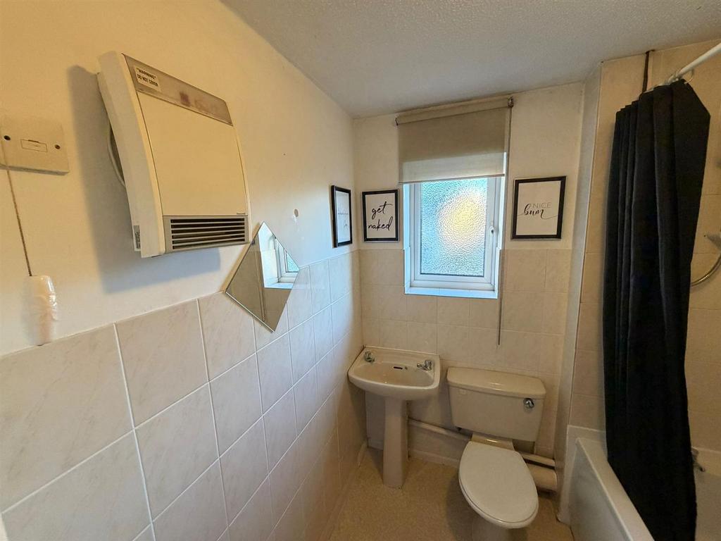 Bathroom 1.jpg