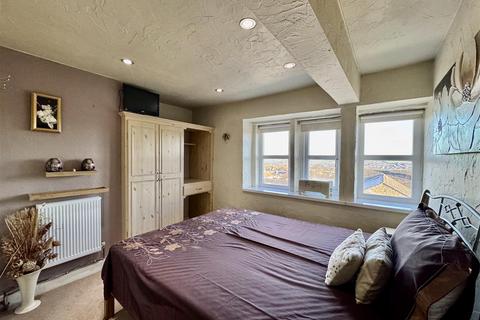2 bedroom end of terrace house for sale, Town End, Almondbury, Huddersfield, HD5 8NW