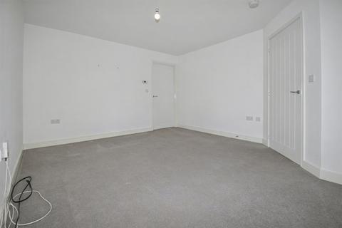3 bedroom semi-detached house to rent, Rossington, Doncaster DN11