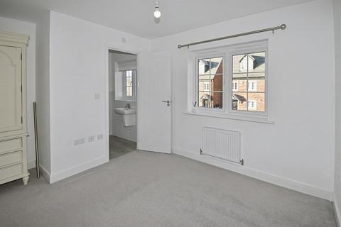 3 bedroom semi-detached house to rent, Rossington, Doncaster DN11