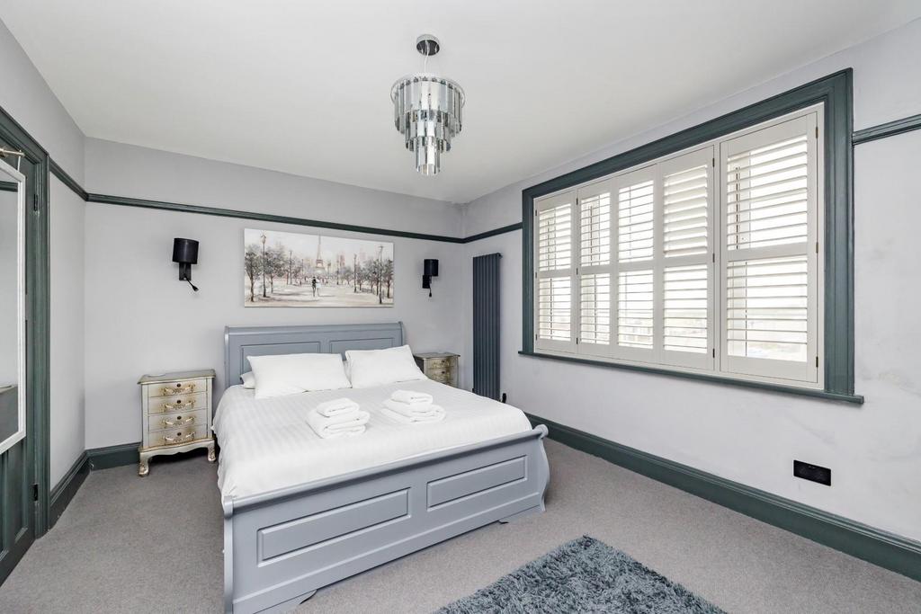 High Street, Bed 1.JPG