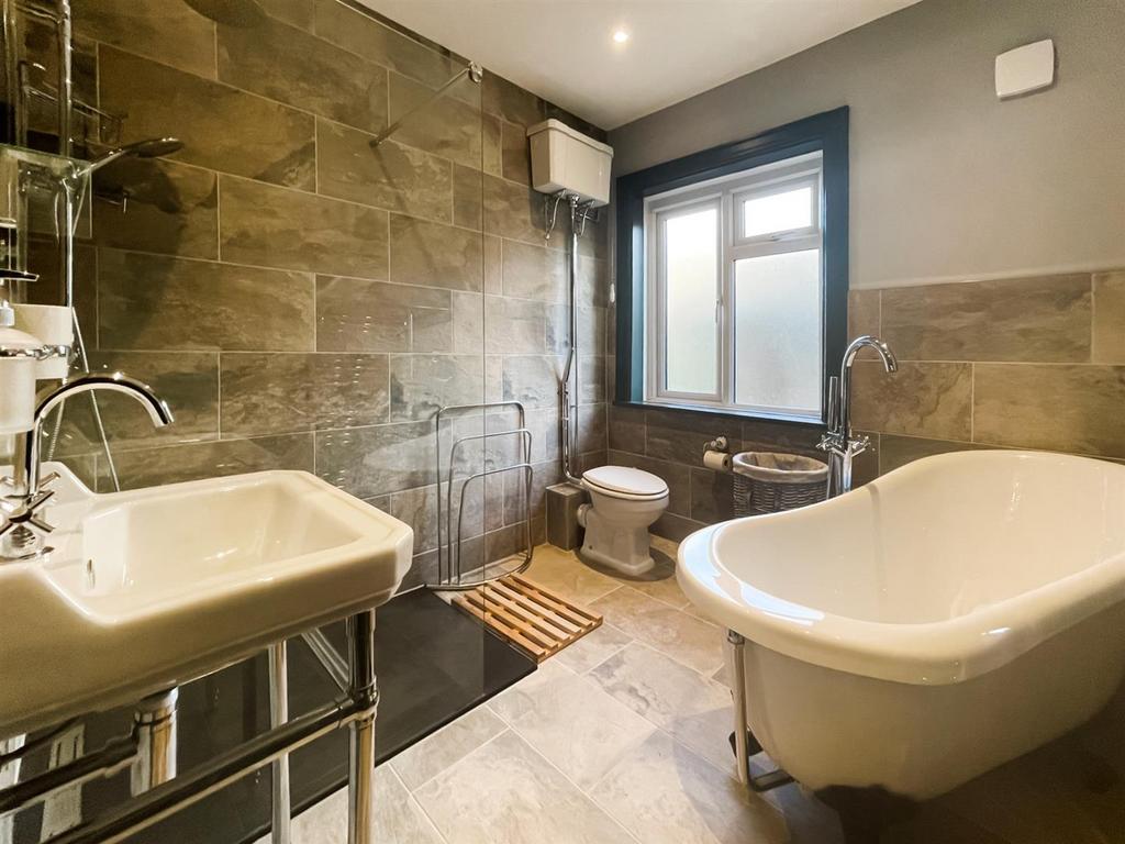 High Street, Bathroom 2.jpg