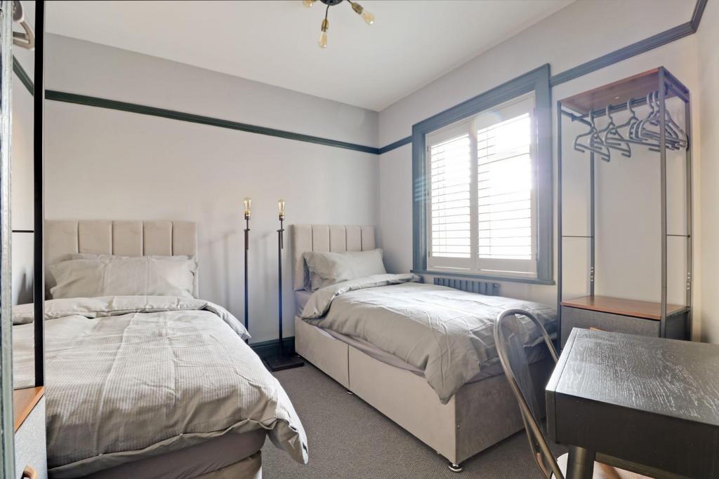 High Street, Bed 2 singles.jpg