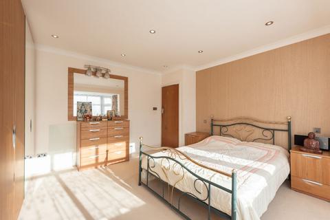 3 bedroom semi-detached house to rent, Lakenheath, London