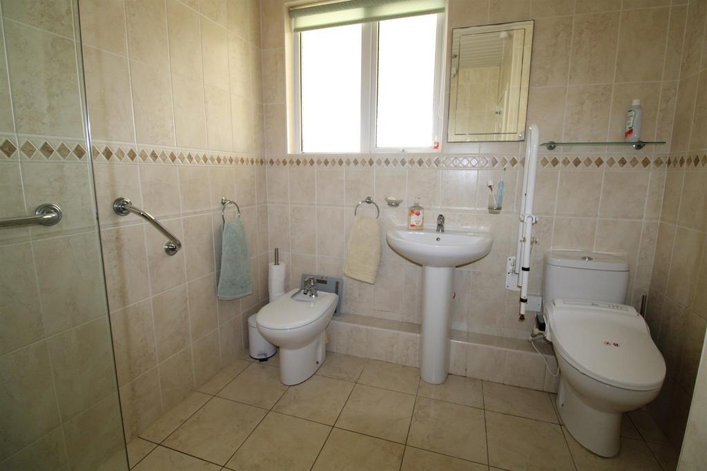 Spacious Wet Room/ Shower Room