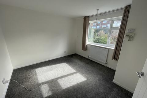 3 bedroom semi-detached house to rent, Hollins Spring Avenue, Dronfield, S18