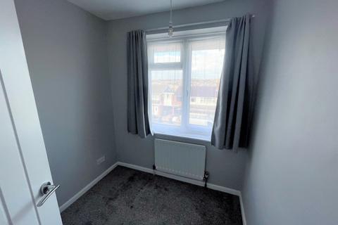 3 bedroom semi-detached house to rent, Hollins Spring Avenue, Dronfield, S18