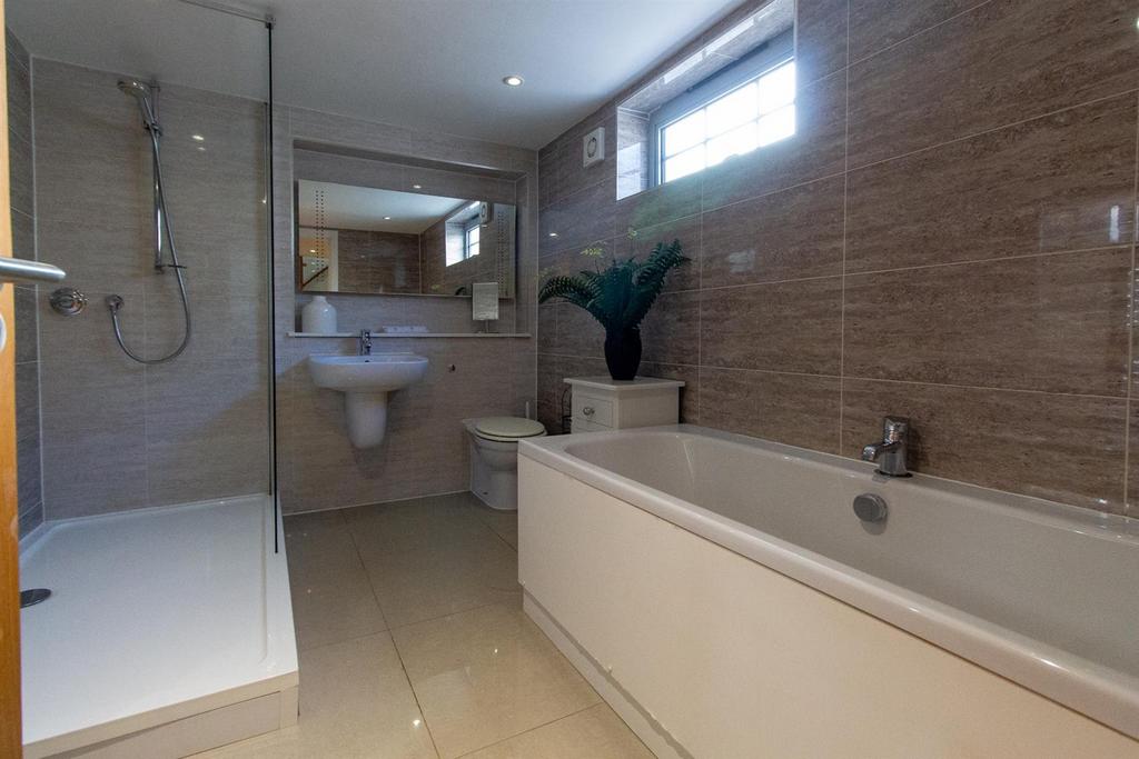 1 SQA - Bathroom.jpg