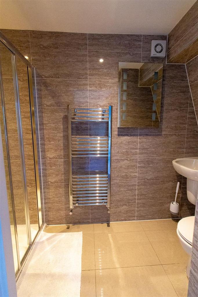 1 SQA - ensuite.jpg